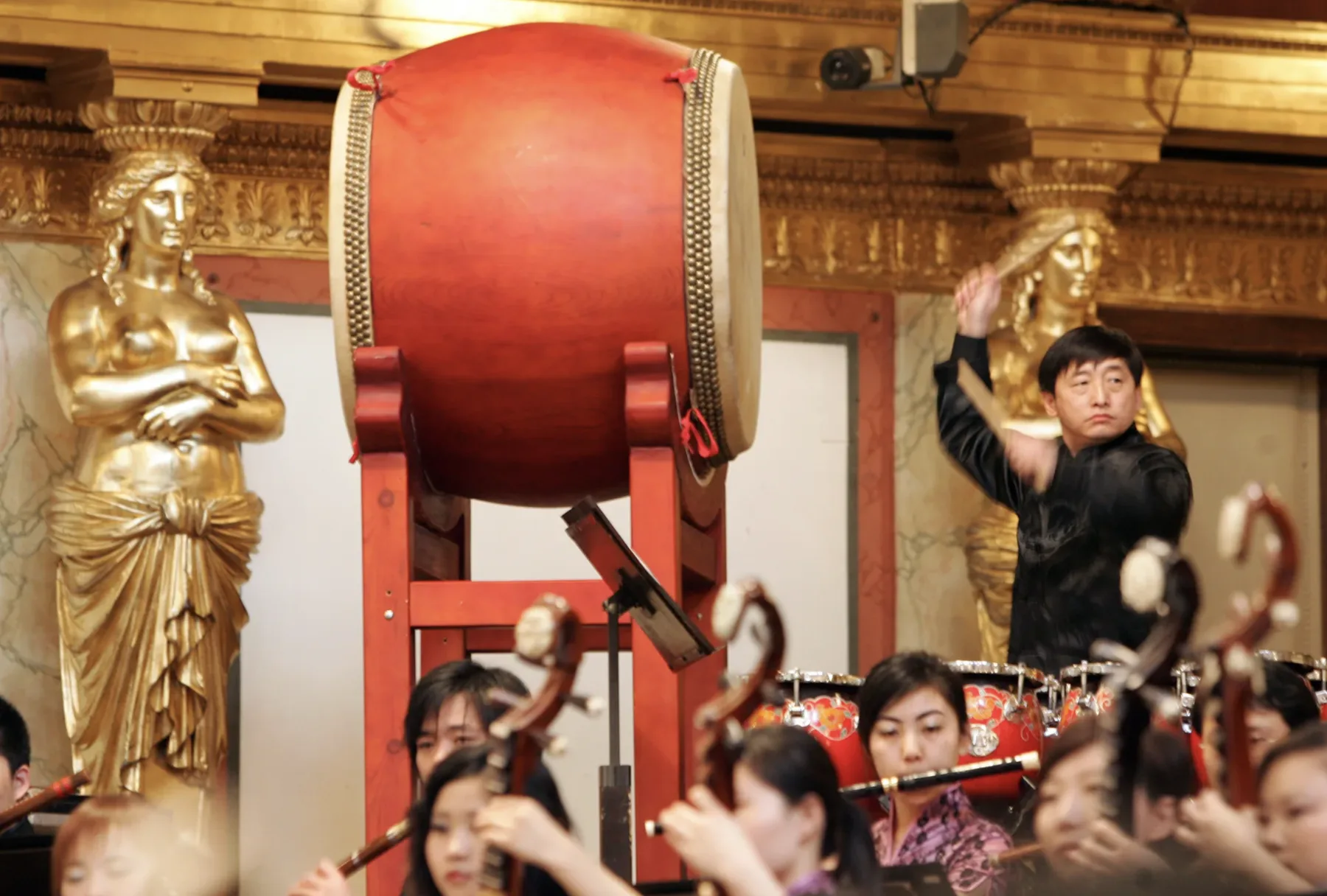 Musiker an einer großen chinesischen Trommel im Wiener Musikverein 2007