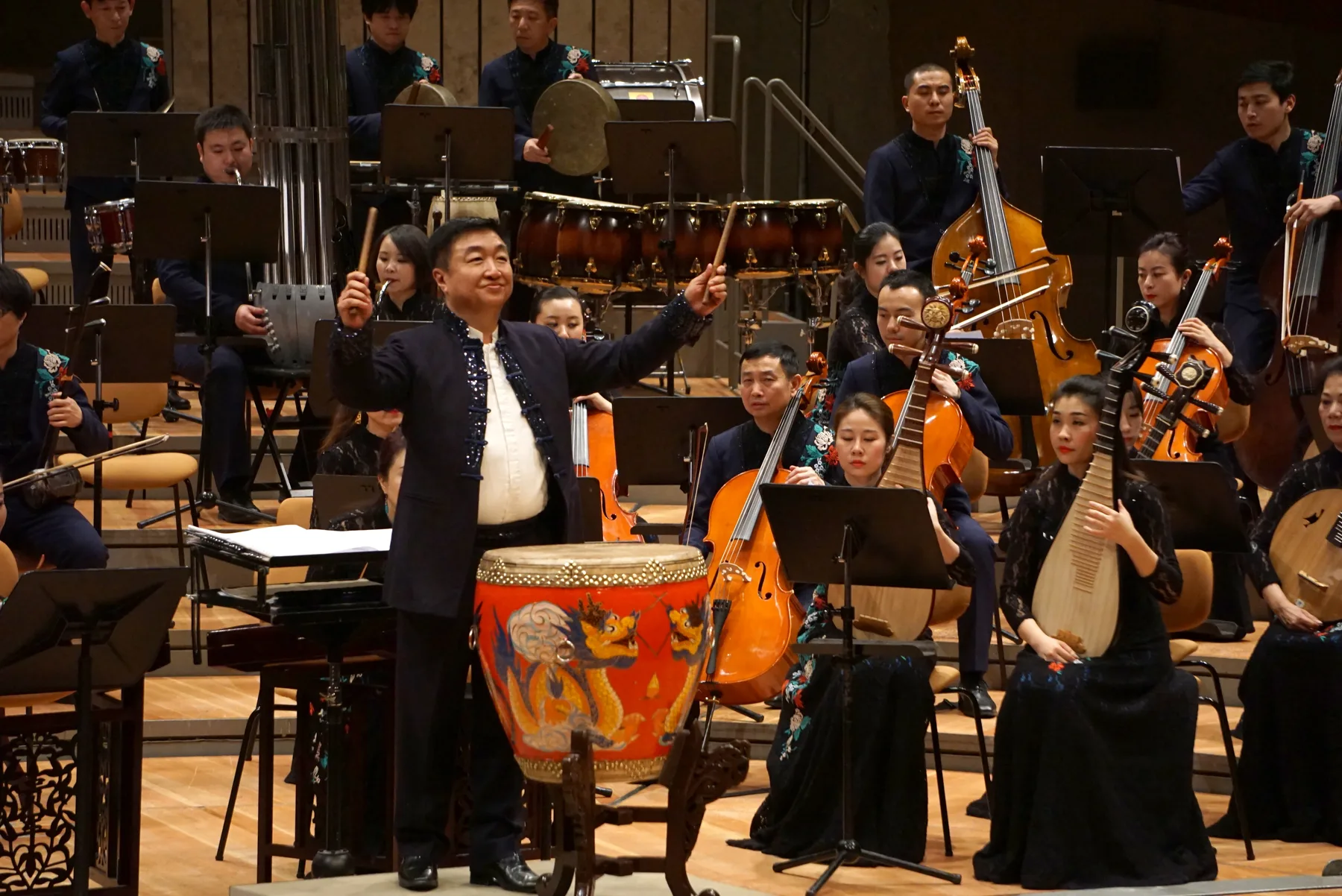 Dirigent vor einem traditionellen chinesischen Orchester