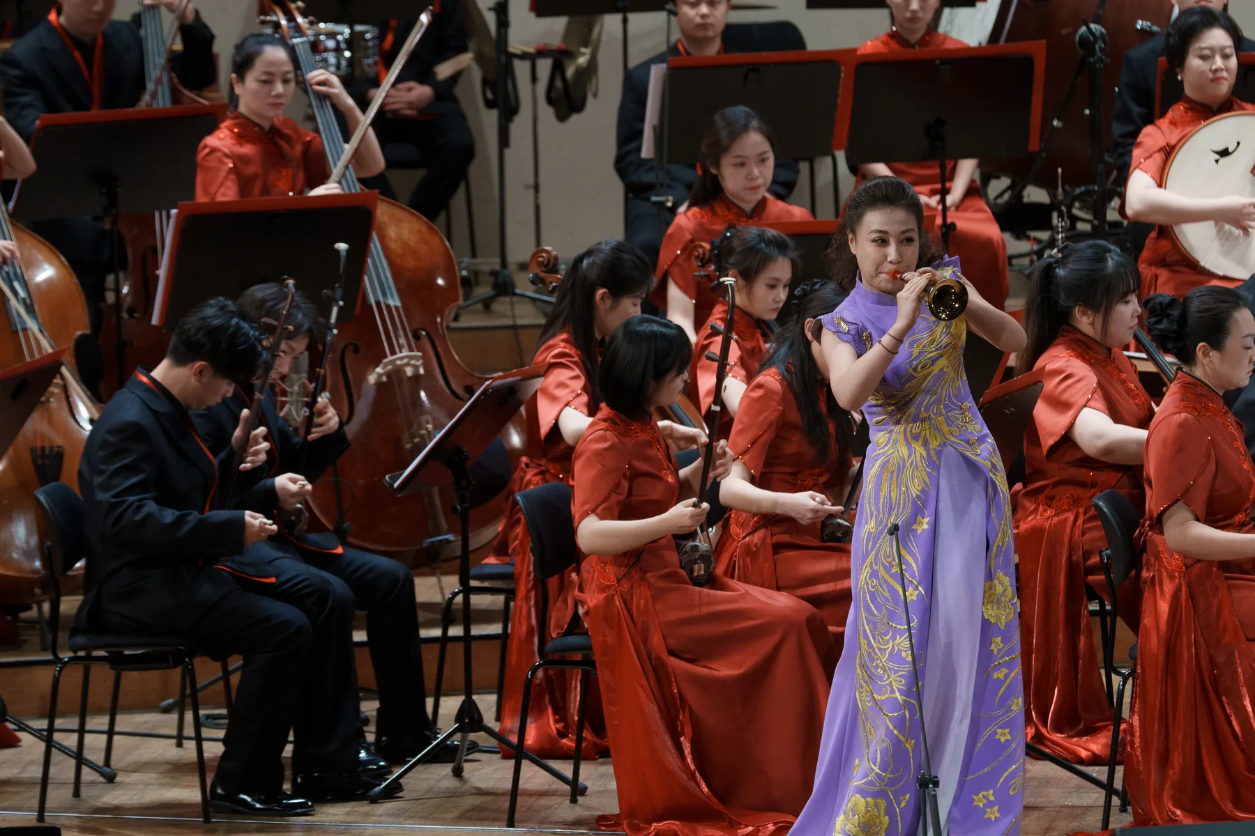 Suona-Solistin mit chinesischem Orchester