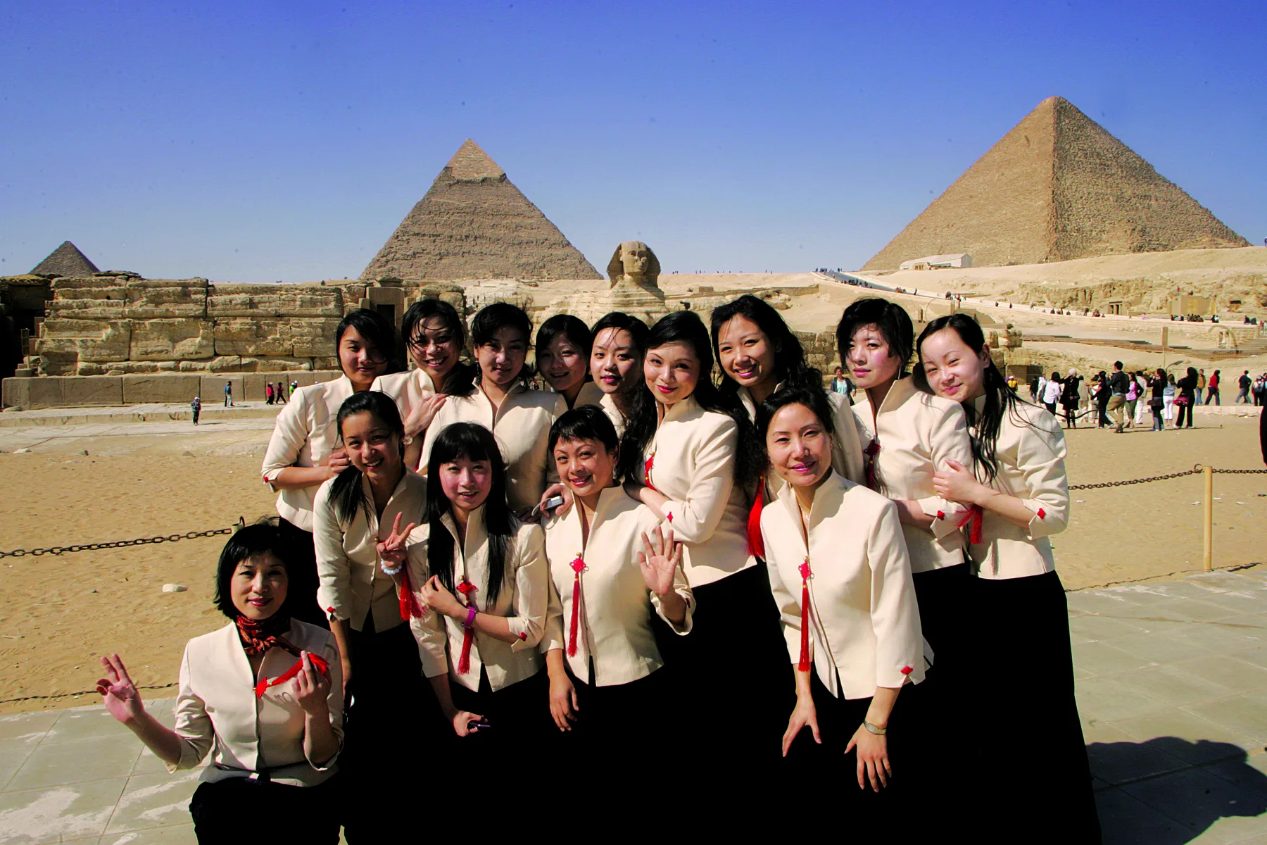 Musikerinnen des Zhejiang Traditional Orchestra vor den Pyramiden von Gizeh 2006